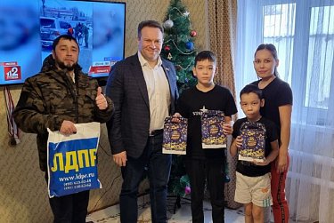Депутат работает от имени Деда Мороза